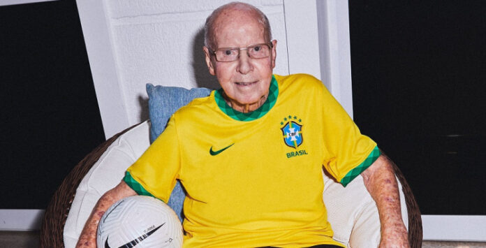 Zagallo recebe alta e deixa o hospital após infecção respiratória